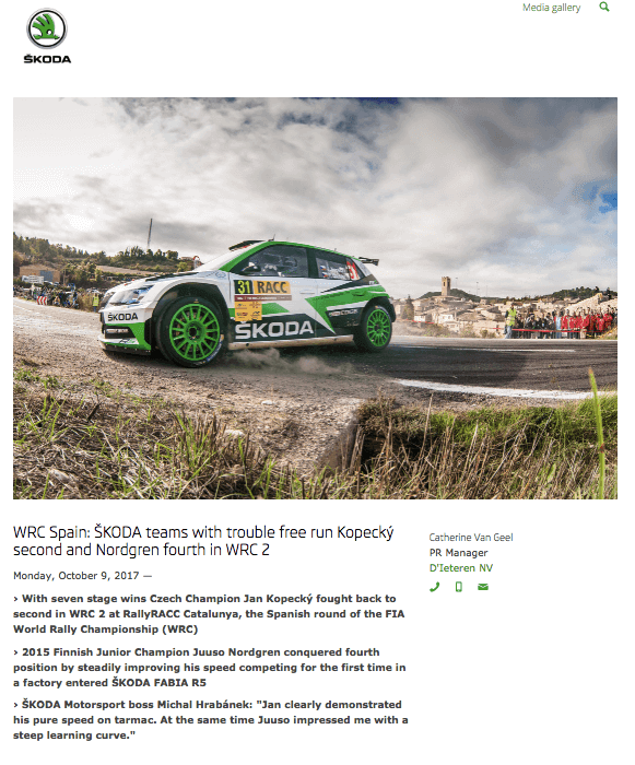 Comunicato stampa dell'evento di Skoda, che mostra un'immagine della macchina da corsa verde dell'azienda