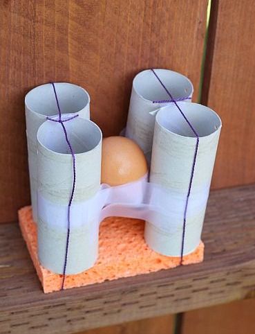 Uovo con nastro a quattro rotoli di carta igienica e una spugna per una sfida di uova sode