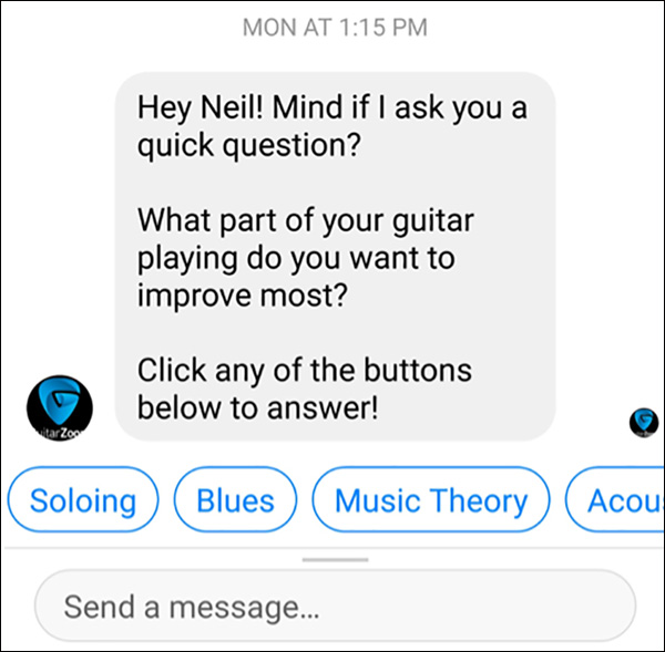 Un chatbot che fa una domanda con diversi prompt di risposta tra cui scegliere