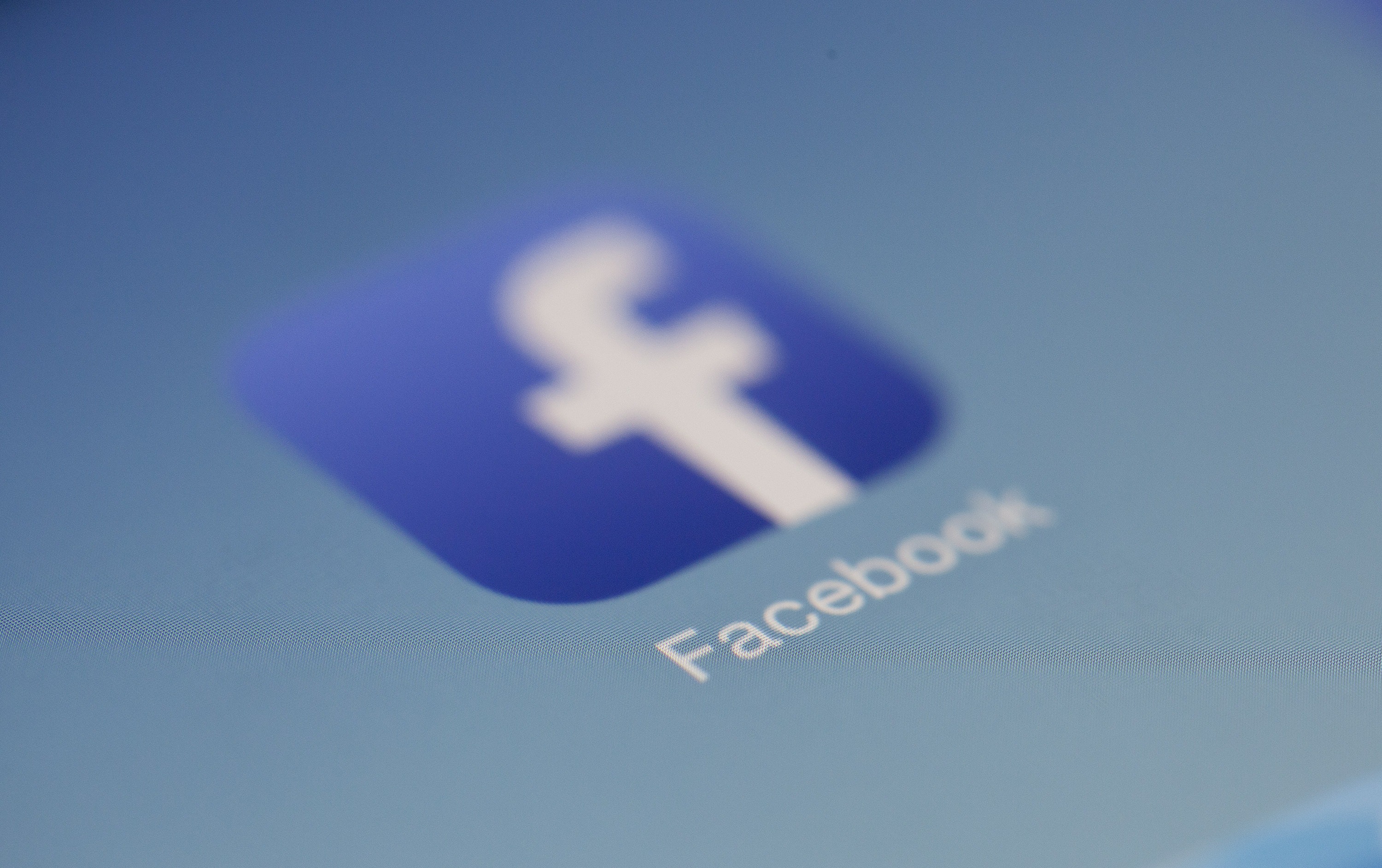 Il caso per e contro l'utilizzo di video di Facebook per il marketing