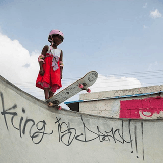 Vans Instagram con Kamali, una ragazza indiana che fa skateboard