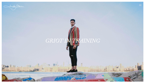 Homepage del sito web di Quinton Harris che dice "Griot in allenamento" sul fronte