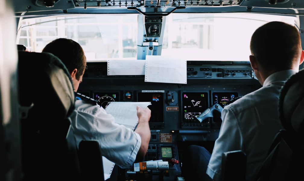 piloti usando la lista di controllo prima del decollo.