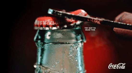 Bottiglia di Coca-Cola - Cerca di non ascoltare questa campagna pubblicitaria