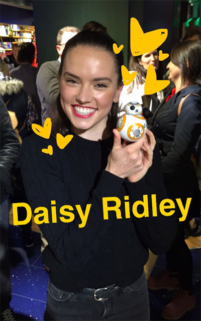 Daisy Ridley in posa con BB-8