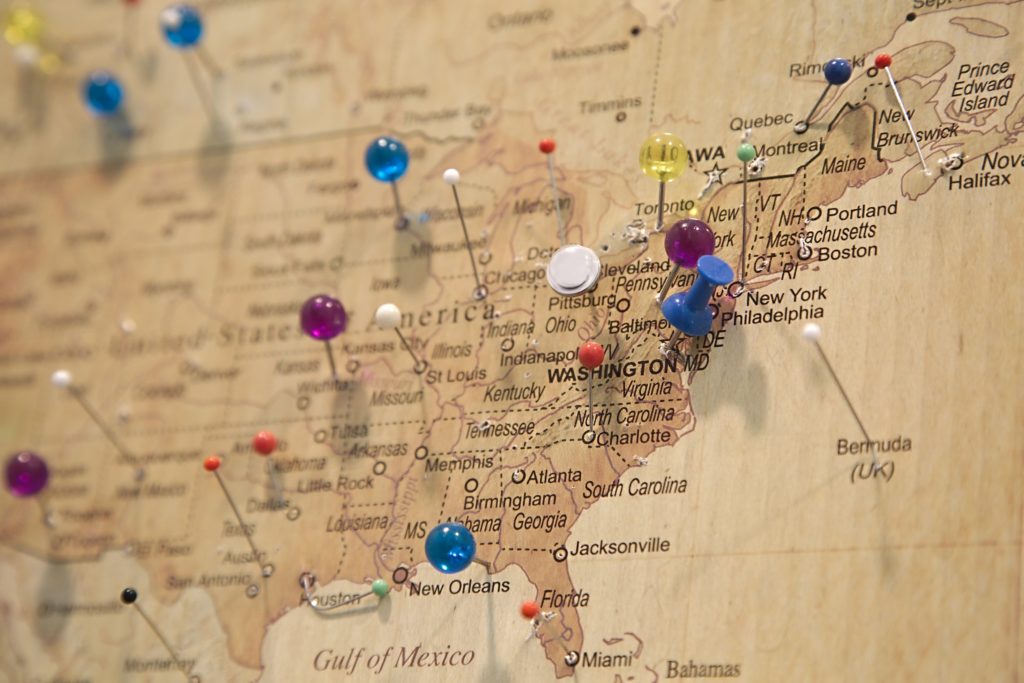 Mappa che mostra vari perni in diverse località negli Stati Uniti centro-occidentali, nord-orientali e meridionali.