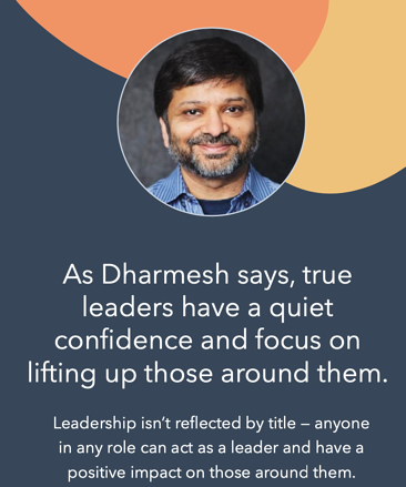 la più importante citazione sulle capacità di leadership di Dharmesh Shah che recita "I veri leader hanno una tranquilla fiducia e si concentrano sul sollevamento di coloro che li circondano"