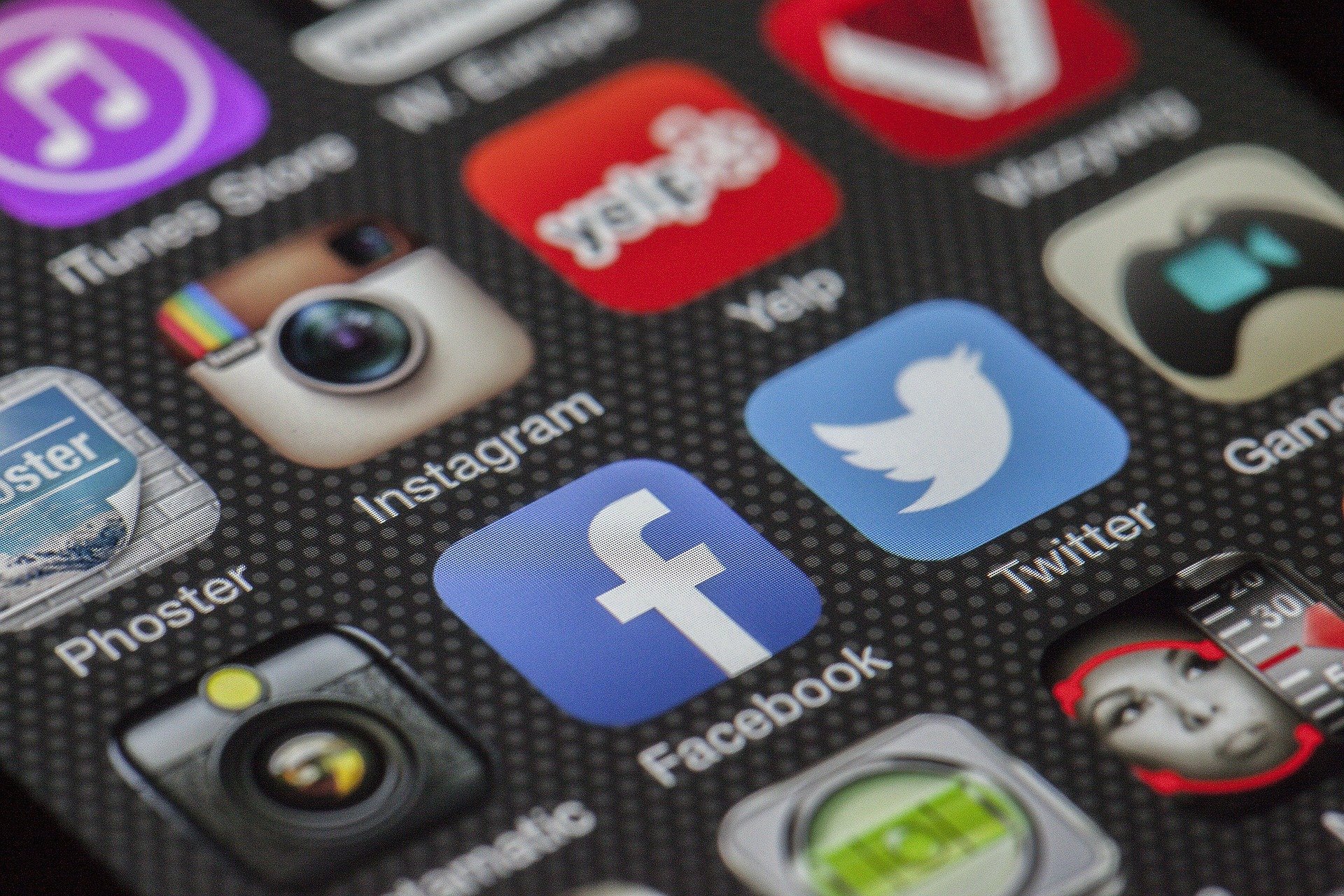 Pericoli dei social media: stalking, condivisione eccessiva e altro