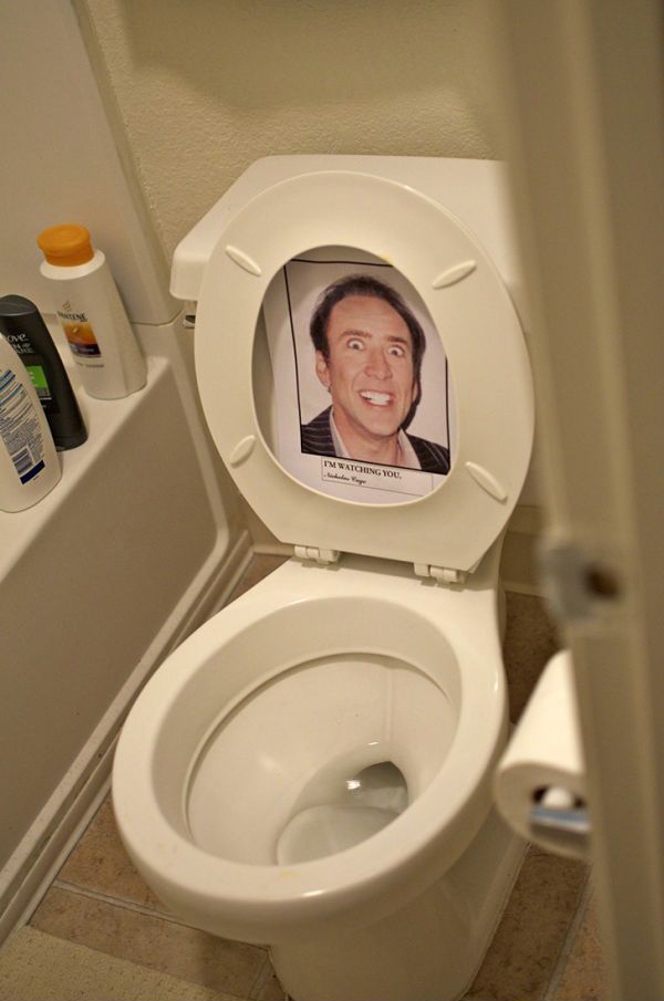 Scherzo in ufficio con la foto di Nicolas Cage sul sedile del water