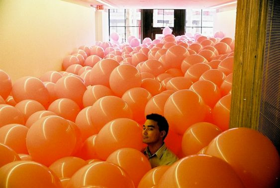 scherzo d'ufficio: sala conferenze piena di palloncini 