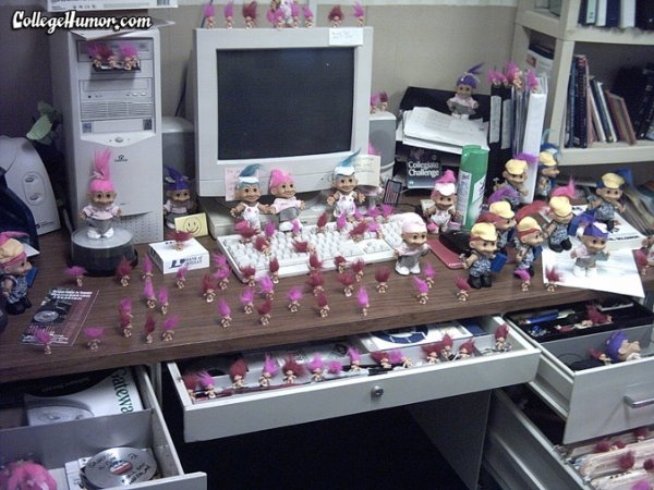 Scrivania da ufficio piena di bambole troll rosa