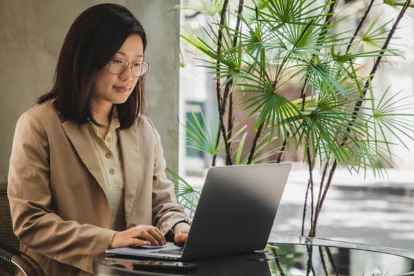 Una donna utilizza un modello di curriculum di Google Documenti dal suo laptop